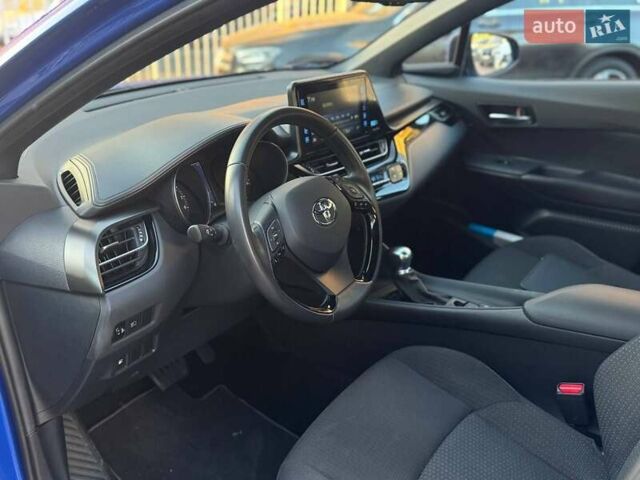 Синий Тойота C-HR, объемом двигателя 1.2 л и пробегом 60 тыс. км за 20200 $, фото 15 на Automoto.ua