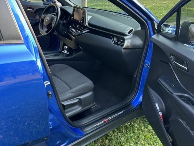 Синий Тойота C-HR, объемом двигателя 2 л и пробегом 96 тыс. км за 17300 $, фото 13 на Automoto.ua