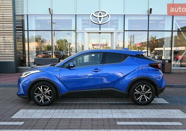 Синий Тойота C-HR, объемом двигателя 1.8 л и пробегом 97 тыс. км за 25580 $, фото 2 на Automoto.ua