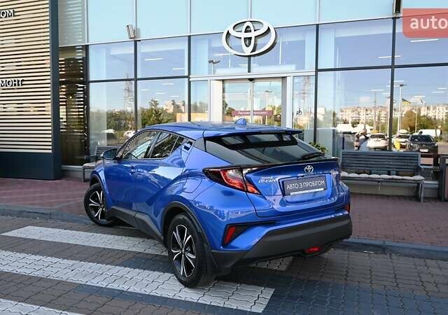Синий Тойота C-HR, объемом двигателя 1.8 л и пробегом 97 тыс. км за 25580 $, фото 1 на Automoto.ua