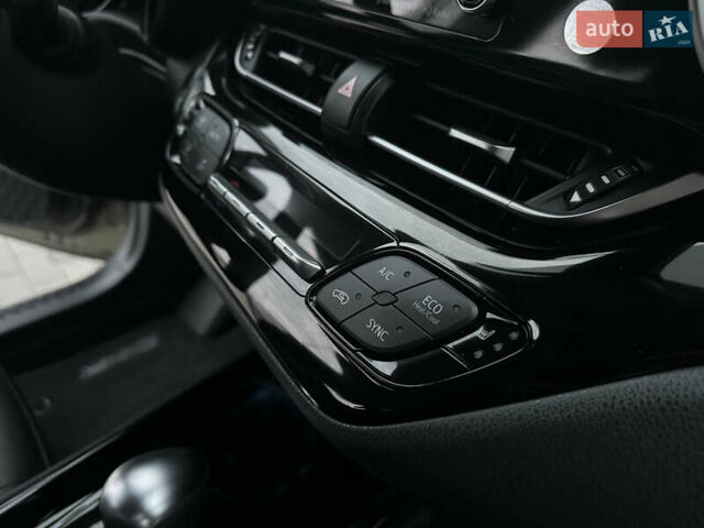 Зелений Тойота C-HR, об'ємом двигуна 1.99 л та пробігом 59 тис. км за 22700 $, фото 41 на Automoto.ua