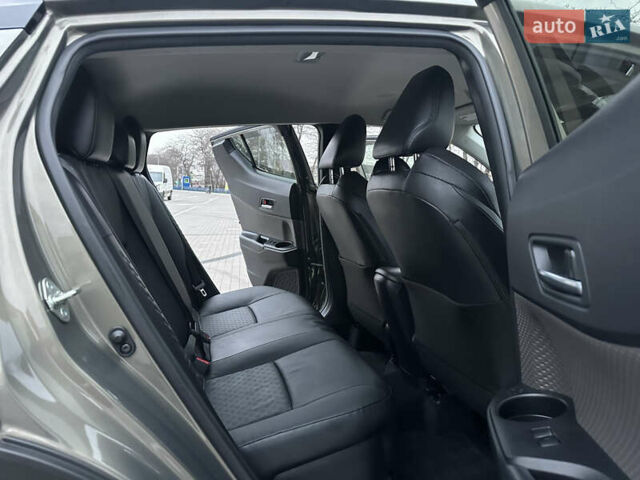 Зелений Тойота C-HR, об'ємом двигуна 1.99 л та пробігом 59 тис. км за 22700 $, фото 29 на Automoto.ua