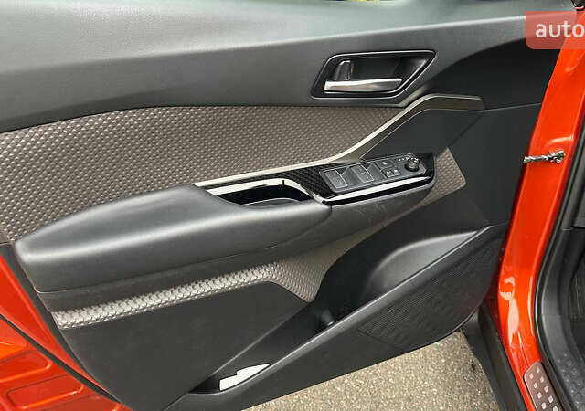 Помаранчевий Тойота C-HR, об'ємом двигуна 1.99 л та пробігом 60 тис. км за 27500 $, фото 9 на Automoto.ua