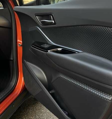 Оранжевый Тойота C-HR, объемом двигателя 1.8 л и пробегом 77 тыс. км за 27000 $, фото 22 на Automoto.ua