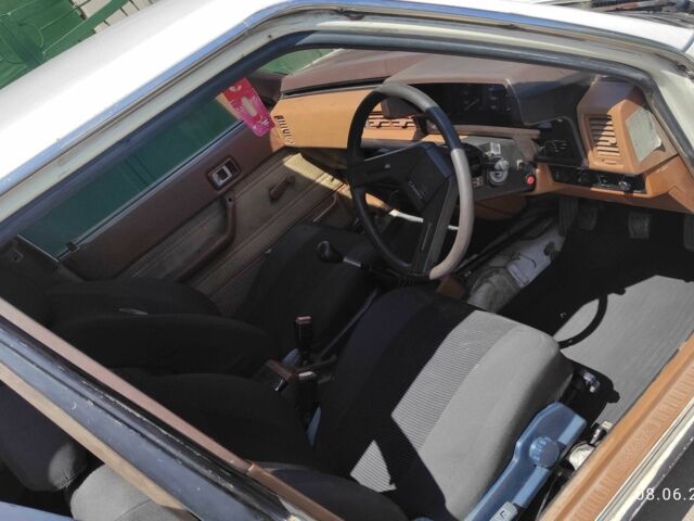 Белый Тойота Камри, объемом двигателя 1.8 л и пробегом 300 тыс. км за 1000 $, фото 2 на Automoto.ua