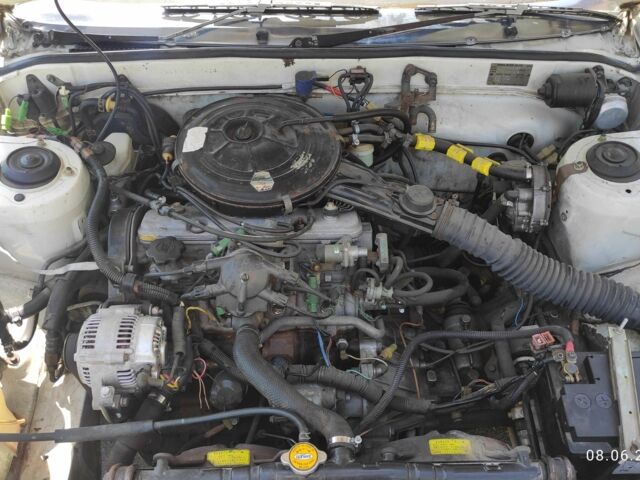 Белый Тойота Камри, объемом двигателя 1.8 л и пробегом 300 тыс. км за 1000 $, фото 1 на Automoto.ua