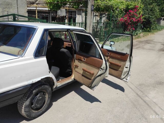 Белый Тойота Камри, объемом двигателя 1.8 л и пробегом 300 тыс. км за 1000 $, фото 3 на Automoto.ua