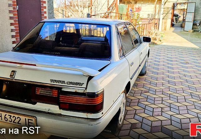 Белый Тойота Камри, объемом двигателя 2 л и пробегом 225 тыс. км за 1550 $, фото 2 на Automoto.ua