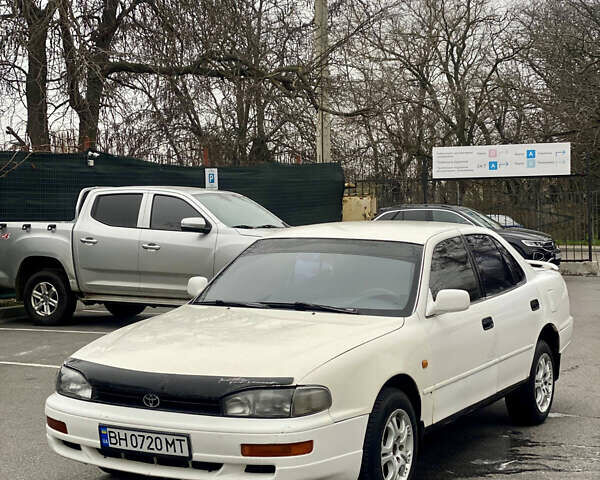 Белый Тойота Камри, объемом двигателя 2.16 л и пробегом 300 тыс. км за 2250 $, фото 3 на Automoto.ua