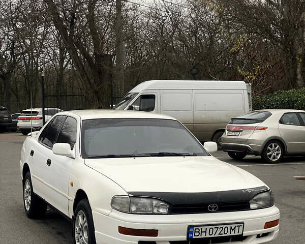 Белый Тойота Камри, объемом двигателя 2.16 л и пробегом 300 тыс. км за 2250 $, фото 2 на Automoto.ua