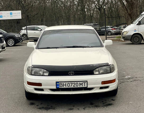 Белый Тойота Камри, объемом двигателя 2.16 л и пробегом 300 тыс. км за 2250 $, фото 1 на Automoto.ua