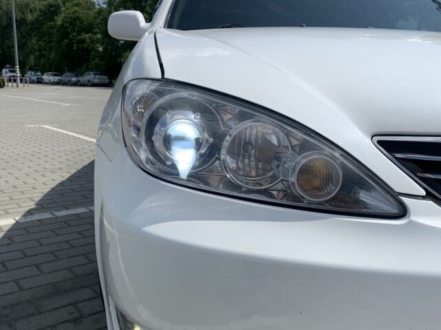 Белый Тойота Камри, объемом двигателя 2.4 л и пробегом 325 тыс. км за 5500 $, фото 1 на Automoto.ua