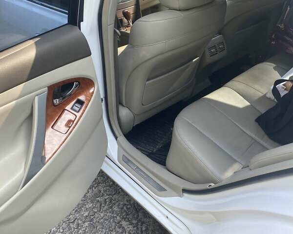 Белый Тойота Камри, объемом двигателя 3.46 л и пробегом 280 тыс. км за 6300 $, фото 1 на Automoto.ua