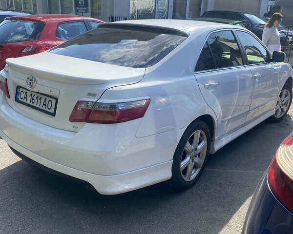 Белый Тойота Камри, объемом двигателя 2.36 л и пробегом 235 тыс. км за 8300 $, фото 1 на Automoto.ua