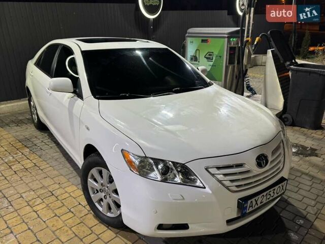 Белый Тойота Камри, объемом двигателя 2.4 л и пробегом 272 тыс. км за 7700 $, фото 1 на Automoto.ua