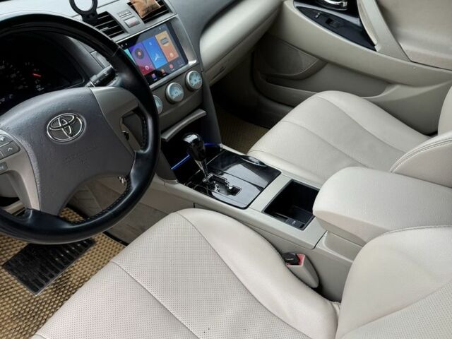 Белый Тойота Камри, объемом двигателя 2.4 л и пробегом 295 тыс. км за 7900 $, фото 7 на Automoto.ua