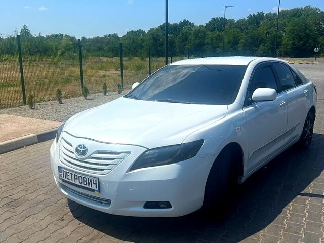 Белый Тойота Камри, объемом двигателя 2.4 л и пробегом 270 тыс. км за 4500 $, фото 1 на Automoto.ua