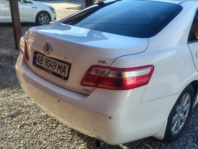 Белый Тойота Камри, объемом двигателя 2.4 л и пробегом 220 тыс. км за 8000 $, фото 2 на Automoto.ua