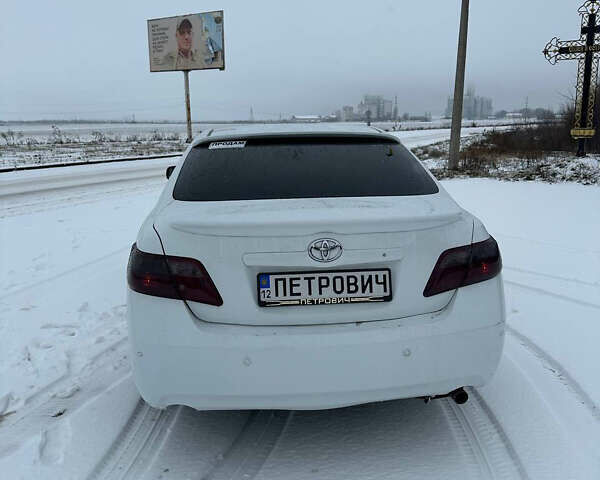 Белый Тойота Камри, объемом двигателя 2.4 л и пробегом 235 тыс. км за 8000 $, фото 3 на Automoto.ua