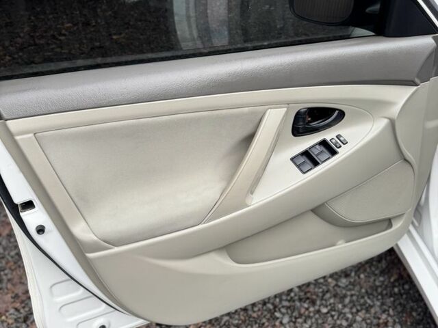 Белый Тойота Камри, объемом двигателя 2.4 л и пробегом 134 тыс. км за 7800 $, фото 11 на Automoto.ua