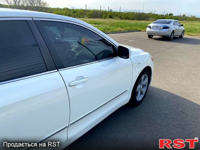 Белый Тойота Камри, объемом двигателя 2.4 л и пробегом 250 тыс. км за 8600 $, фото 2 на Automoto.ua