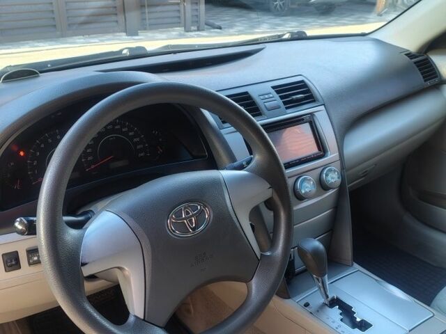 Белый Тойота Камри, объемом двигателя 2.4 л и пробегом 220 тыс. км за 8000 $, фото 3 на Automoto.ua