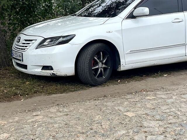 Белый Тойота Камри, объемом двигателя 2.4 л и пробегом 270 тыс. км за 4500 $, фото 2 на Automoto.ua