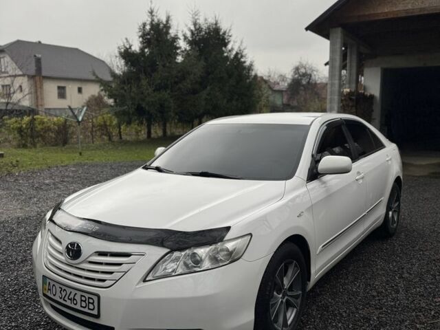 Белый Тойота Камри, объемом двигателя 2.4 л и пробегом 134 тыс. км за 7800 $, фото 1 на Automoto.ua