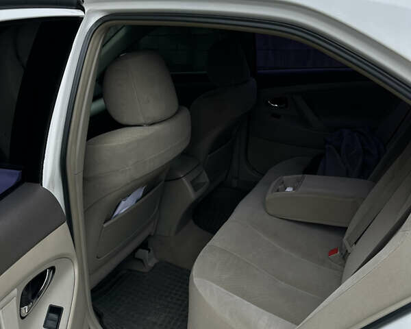 Белый Тойота Камри, объемом двигателя 2.36 л и пробегом 235 тыс. км за 8000 $, фото 6 на Automoto.ua