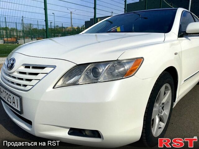 Белый Тойота Камри, объемом двигателя 2.4 л и пробегом 250 тыс. км за 8600 $, фото 1 на Automoto.ua