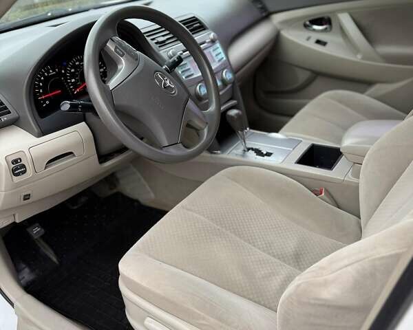 Белый Тойота Камри, объемом двигателя 2.4 л и пробегом 217 тыс. км за 7700 $, фото 7 на Automoto.ua