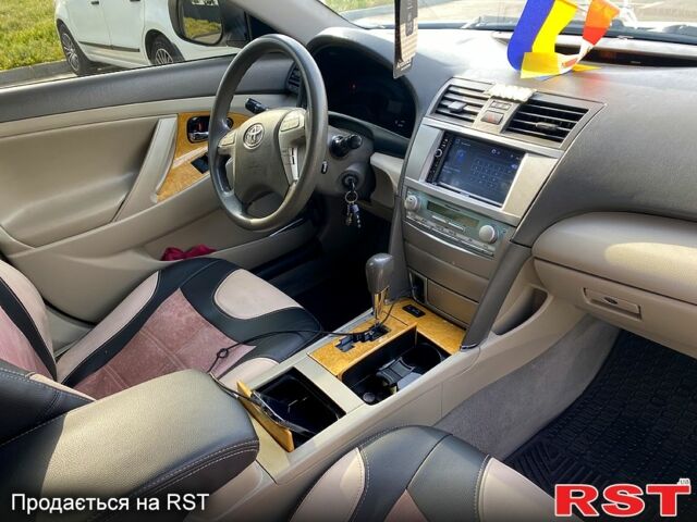 Белый Тойота Камри, объемом двигателя 2.4 л и пробегом 250 тыс. км за 8600 $, фото 3 на Automoto.ua