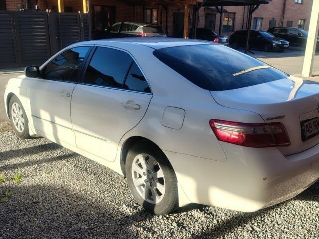 Белый Тойота Камри, объемом двигателя 2.4 л и пробегом 220 тыс. км за 8000 $, фото 1 на Automoto.ua