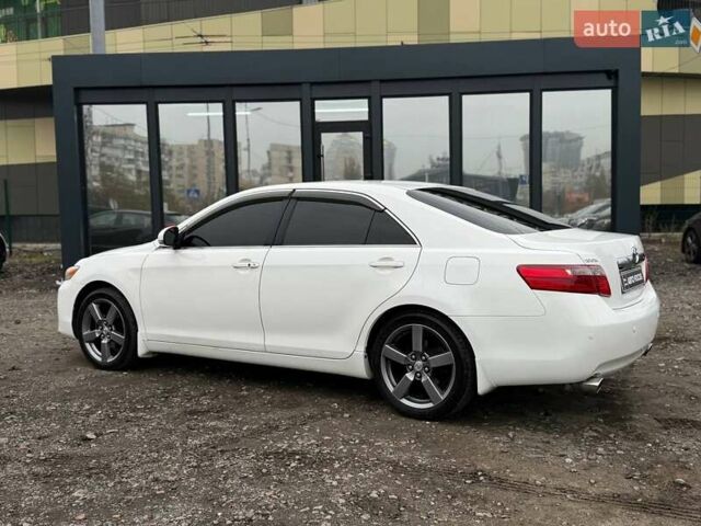 Белый Тойота Камри, объемом двигателя 3.46 л и пробегом 281 тыс. км за 12990 $, фото 3 на Automoto.ua