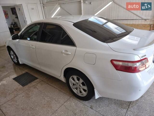 Белый Тойота Камри, объемом двигателя 2.36 л и пробегом 205 тыс. км за 8700 $, фото 1 на Automoto.ua