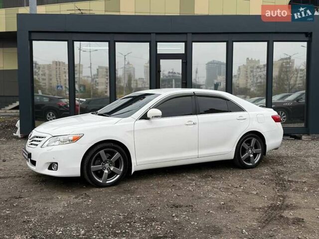 Белый Тойота Камри, объемом двигателя 3.46 л и пробегом 281 тыс. км за 12990 $, фото 2 на Automoto.ua