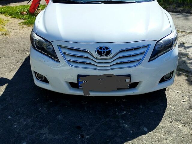 Білий Тойота Камрі, об'ємом двигуна 2.4 л та пробігом 235 тис. км за 7500 $, фото 2 на Automoto.ua