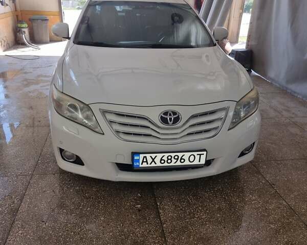 Белый Тойота Камри, объемом двигателя 2.36 л и пробегом 205 тыс. км за 8700 $, фото 5 на Automoto.ua