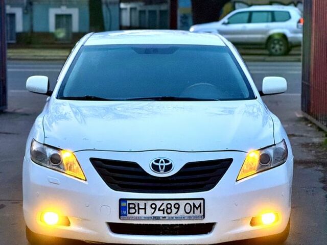 Белый Тойота Камри, объемом двигателя 3.5 л и пробегом 290 тыс. км за 8000 $, фото 1 на Automoto.ua