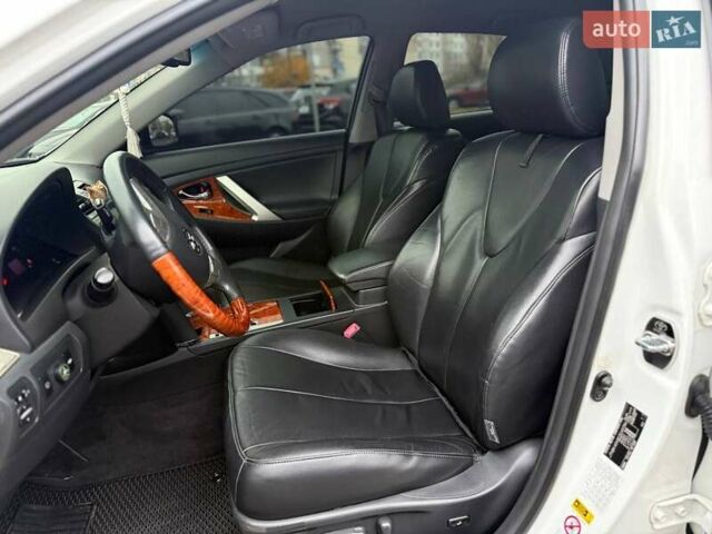 Белый Тойота Камри, объемом двигателя 3.46 л и пробегом 281 тыс. км за 12990 $, фото 8 на Automoto.ua