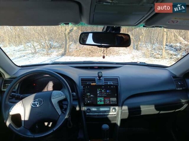 Белый Тойота Камри, объемом двигателя 2.4 л и пробегом 270 тыс. км за 10500 $, фото 2 на Automoto.ua