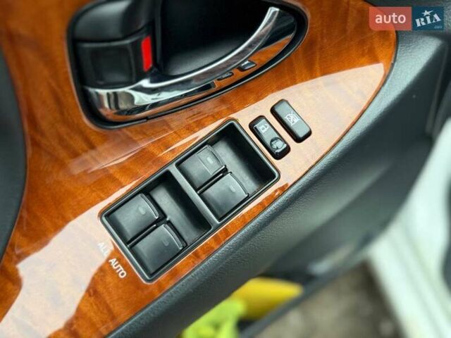 Белый Тойота Камри, объемом двигателя 3.46 л и пробегом 281 тыс. км за 12990 $, фото 12 на Automoto.ua