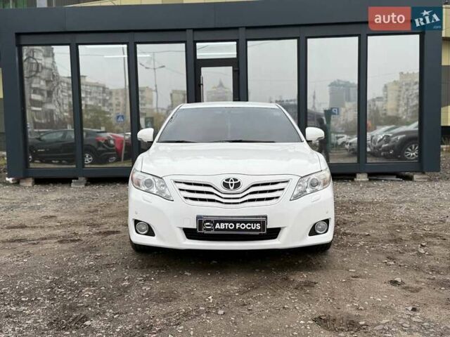 Белый Тойота Камри, объемом двигателя 3.46 л и пробегом 281 тыс. км за 12990 $, фото 1 на Automoto.ua