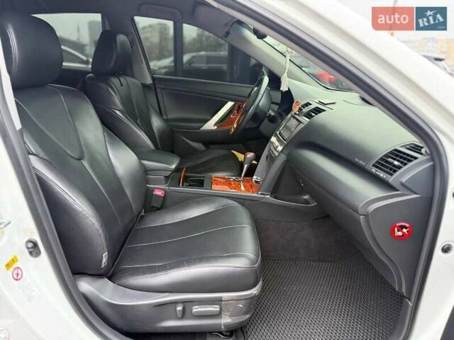 Белый Тойота Камри, объемом двигателя 3.46 л и пробегом 281 тыс. км за 12990 $, фото 11 на Automoto.ua