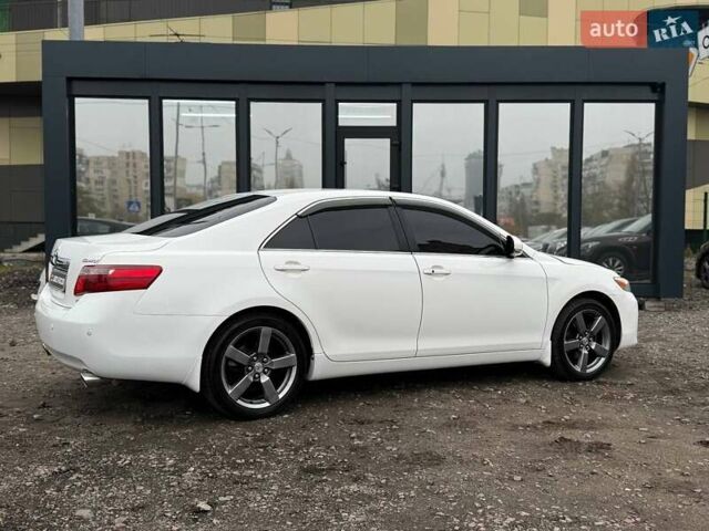 Белый Тойота Камри, объемом двигателя 3.46 л и пробегом 281 тыс. км за 12990 $, фото 5 на Automoto.ua