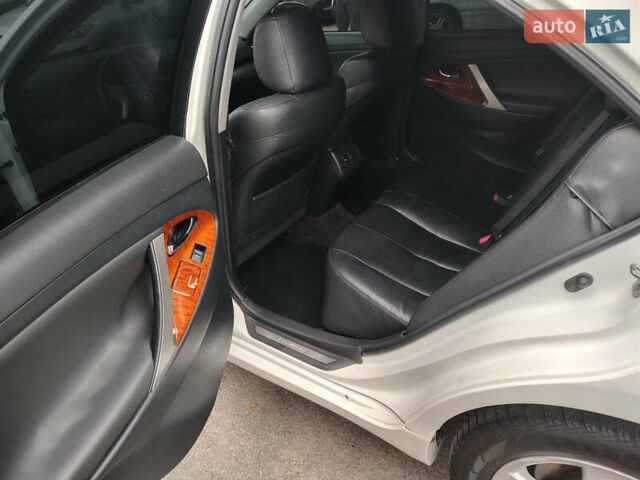 Белый Тойота Камри, объемом двигателя 2.4 л и пробегом 197 тыс. км за 9900 $, фото 6 на Automoto.ua