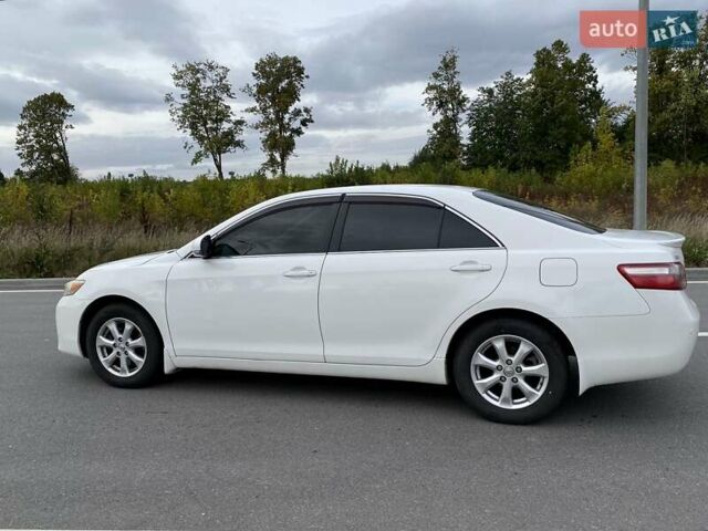 Белый Тойота Камри, объемом двигателя 2.4 л и пробегом 227 тыс. км за 10350 $, фото 4 на Automoto.ua