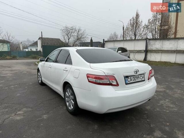 Белый Тойота Камри, объемом двигателя 2.49 л и пробегом 280 тыс. км за 7300 $, фото 3 на Automoto.ua