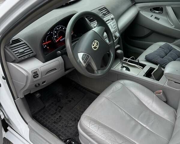 Белый Тойота Камри, объемом двигателя 2.49 л и пробегом 280 тыс. км за 7300 $, фото 4 на Automoto.ua