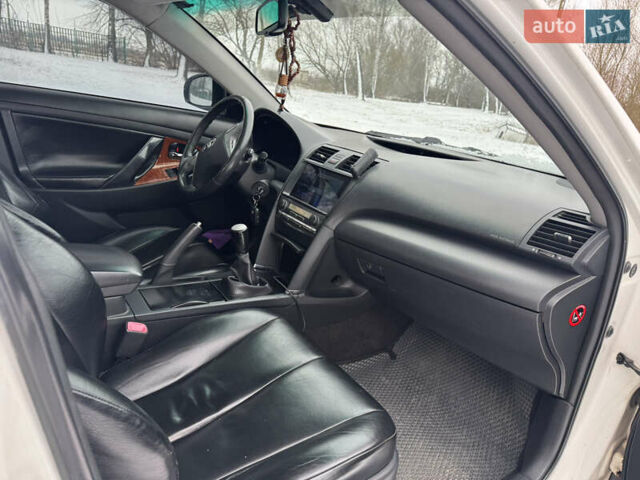 Белый Тойота Камри, объемом двигателя 2.5 л и пробегом 395 тыс. км за 9200 $, фото 9 на Automoto.ua